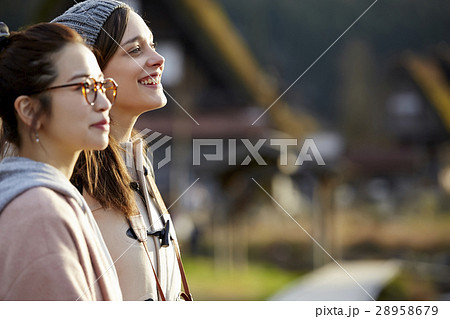 合掌造り集落を旅する女性たち 28958679