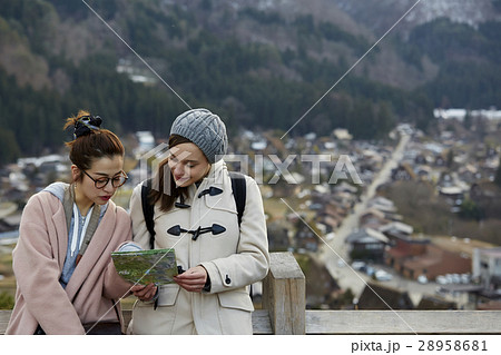 合掌造り集落を旅する女性たち 合掌造り集落を旅する女性たち 28958681