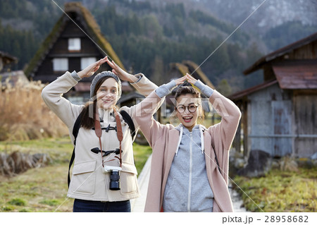合掌造り集落を旅する女性たち 28958682