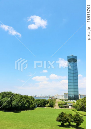 千葉県　青空の千葉ポートタワー 28958701