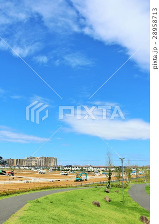 青空の綺麗な公園から　新興住宅街の風景 28958713