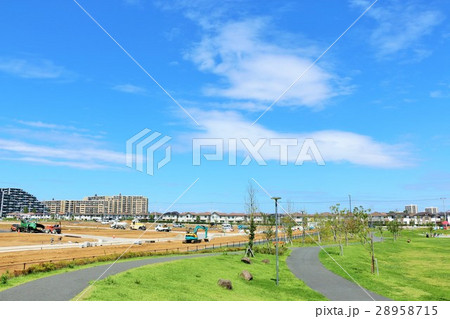 青空の綺麗な公園から　新興住宅街の風景 28958715