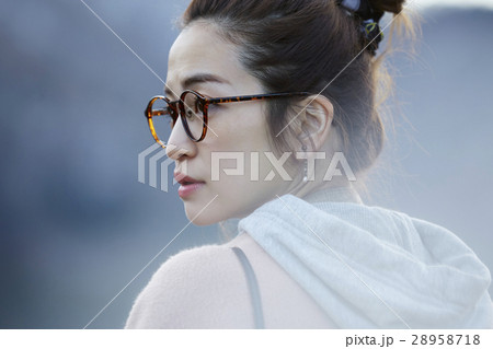 女性　一人旅 28958718