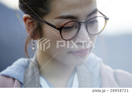 女性　一人旅 28958721