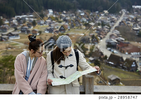 合掌造り集落を旅する女性たち 合掌造り集落を旅する女性たち 28958747
