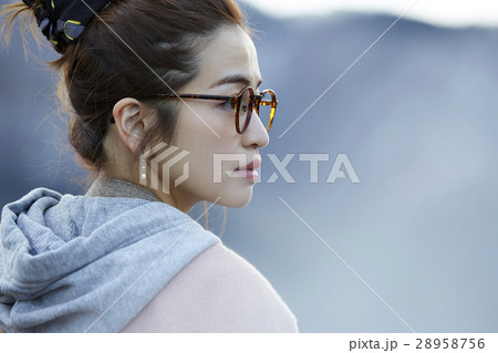 旅する女性 28958756
