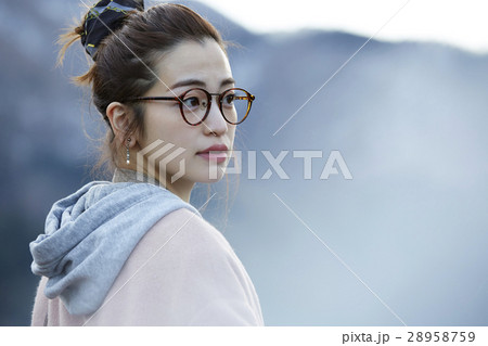 旅する女性 28958759