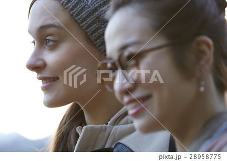 日本女性と外国人女性のポートレート 28958775