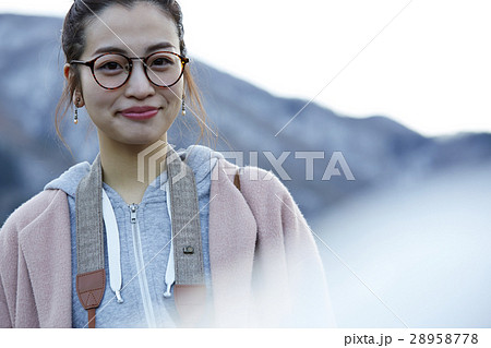 旅する女性 28958778
