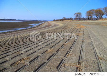 渇水期の貯水池 28958860