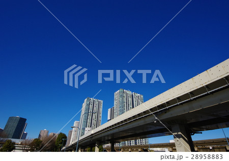 タワーマンション脇を貫く首都高とモノレール軌道 28958883