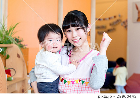 若い女性、保育士　撮影協力:RYOZAN PARK大塚 28960445