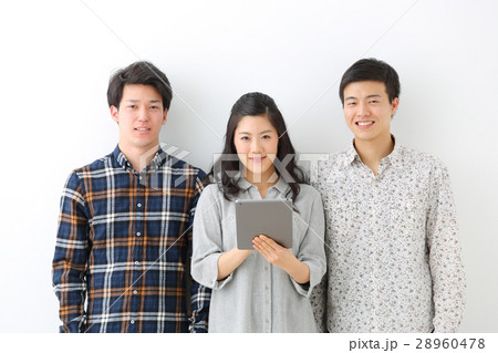 タブレットを持つ若者 タブレットを持つ若者 28960478