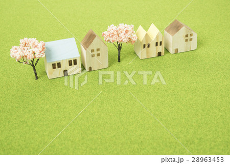 住宅と桜の木の模型 28963453