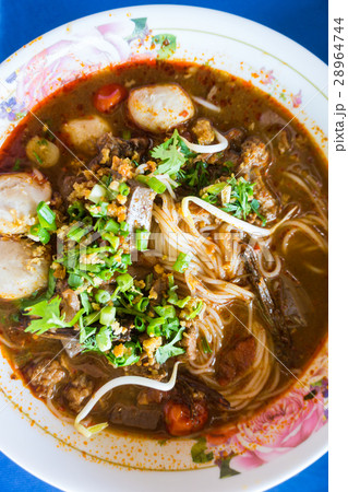 Thai rice noodles usually eaten with curries. 28964744