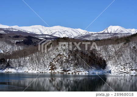 冬の奥州湖　青空と焼石連峰と湖面 28968018