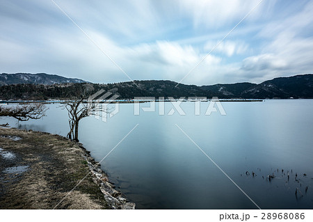 鏡湖と呼ばれる余呉湖で長時間露光（滋賀県の風景） 28968086