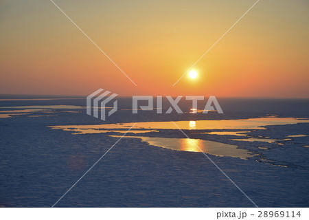 流氷と夕日 28969114