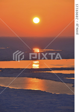 流氷と夕日 28969115