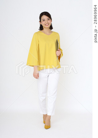 タブレットを抱えて歩く女性 タブレットを抱えて歩く女性 28969964