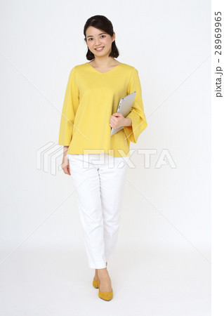 タブレットを抱えて歩く女性 28969965