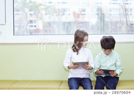 勉強する小学生 勉強する小学生 28970604