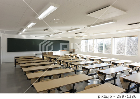 学校の明るい教室 28971336