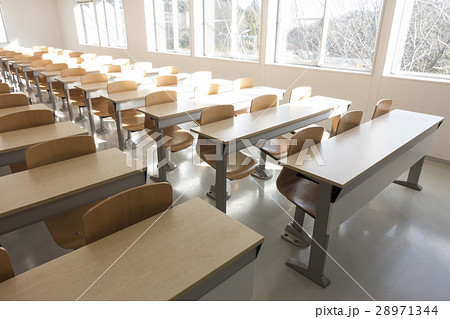 学校の明るい講義室 学校の明るい講義室 28971344