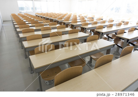 学校の明るい教室,講義室,先生からの目線 学校の明るい教室,講義室,先生からの目線 28971346