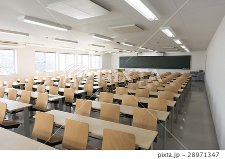 学校の明るい教室と黒板 28971347
