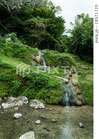 名水流れる小さな滝 28971720