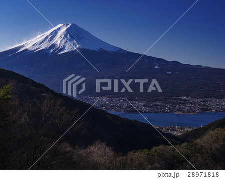 御坂峠より富士山を望む(山梨県)横 御坂峠より富士山を望む(山梨県)横 28971818