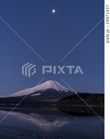 月明りの山中湖と富士（山梨県） 28971837