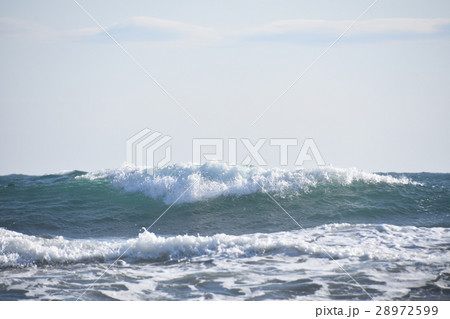 冬の茅ヶ崎海岸 荒れた海と白波の写真素材