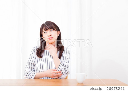 風のひき始め　扁桃腺　風邪　ネガティブイメージ　体調不良　女性　ポートレート　20代　30代 28973241