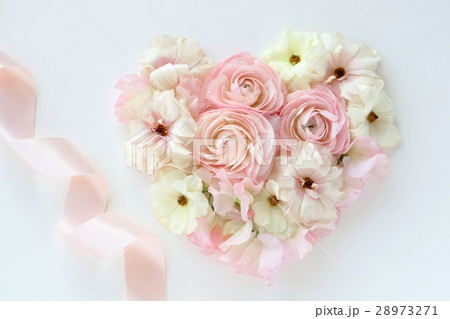 ラナンキュラスとスイートピーのハートのアレンジメント 28973271