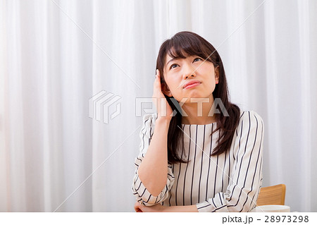 心配性　頭痛　頭が痛い　ネガティブイメージ　体調不良　女性　ポートレート　20代　30代 28973298