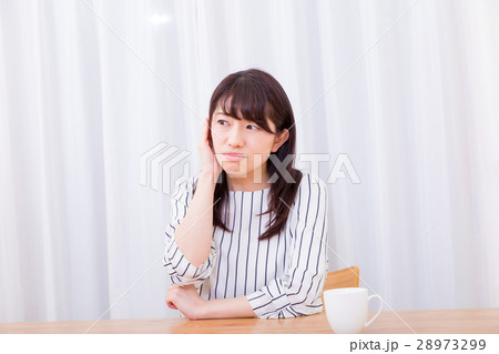 心配性　頭痛　頭が痛い　ネガティブイメージ　体調不良　女性　ポートレート　20代　30代 28973299