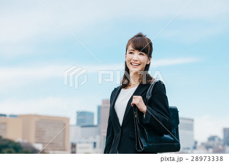 ビジネス　女性　空 28973338
