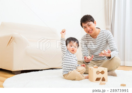 家族　シングルファザー　イクメン　赤ちゃんと父親　コピースペース　白バック　 28973991