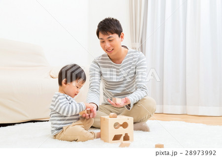 家族 シングルファザー イクメン 赤ちゃんと父親 コピースペース 白バック 家族 シングルファザー イクメン 赤ちゃんと父親 コピースペース 白バック 28973992