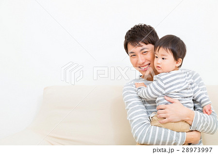 家族　シングルファザー　イクメン　赤ちゃんと父親　コピースペース　白バック　 28973997