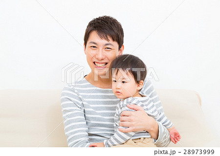 家族 シングルファザー イクメン 赤ちゃんと父親 コピースペース 白バック 家族 シングルファザー イクメン 赤ちゃんと父親 コピースペース 白バック 28973999