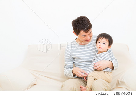 家族 シングルファザー イクメン 赤ちゃんと父親 コピースペース 白バック 家族 シングルファザー イクメン 赤ちゃんと父親 コピースペース 白バック 28974002