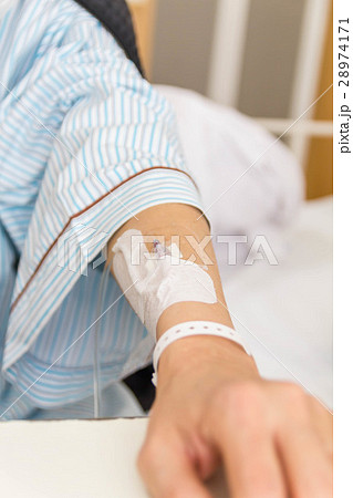 点滴をしてる入院患者の写真素材
