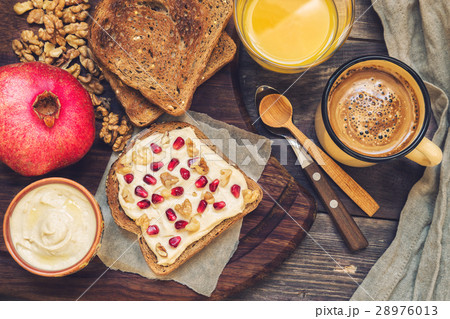 Toast with hummus, wallnuts and pomegranate 28976013