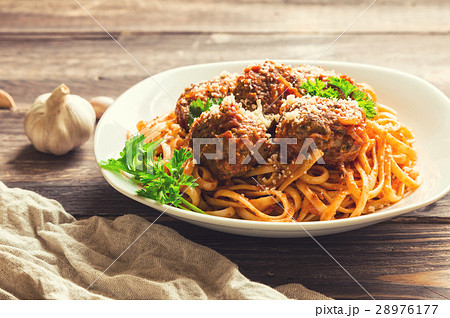 Linguine pasta with meatballs in tomato sauce 28976177