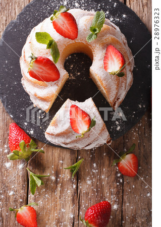 Sliced pound cake with fresh mint and strawberries 28976323