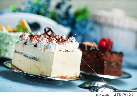 Cake 28976759