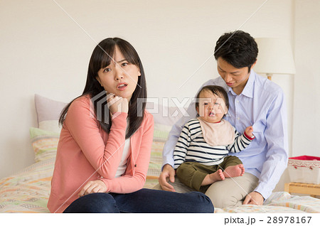 子育てに悩む若夫婦と赤ちゃん 28978167